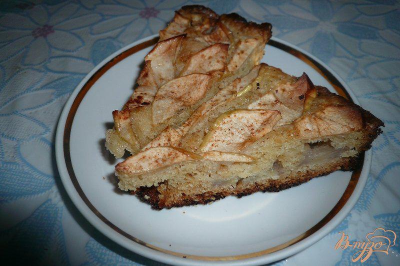 Фото приготовление рецепта: Шарлотка с яблоками и бананом шаг №8