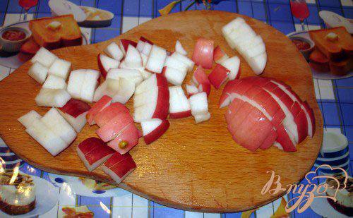 Фото приготовление рецепта: Тушеная капуста с мятой и яблоком шаг №4