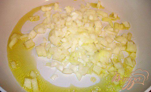 Фото приготовление рецепта: Тушеная капуста с мятой и яблоком шаг №2