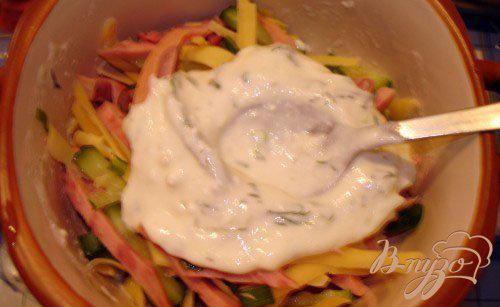 Фото приготовление рецепта: Быстрый салат с колбасой без майонеза шаг №4