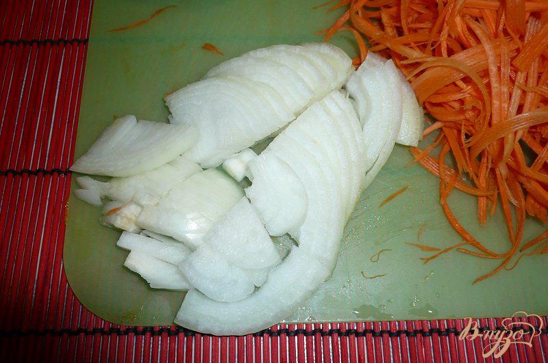 Фото приготовление рецепта: Курица тушеная с морковью шаг №5