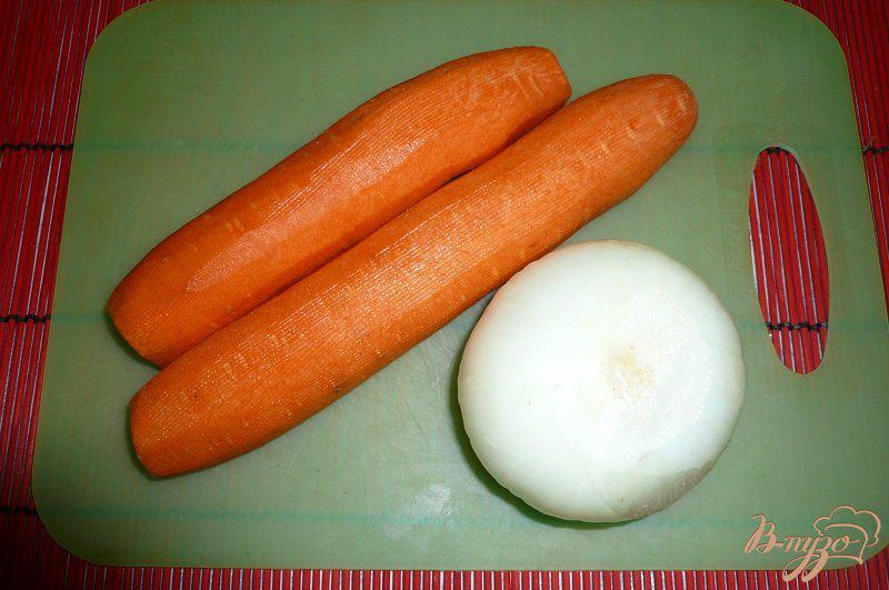 Фото приготовление рецепта: Курица тушеная с морковью шаг №2