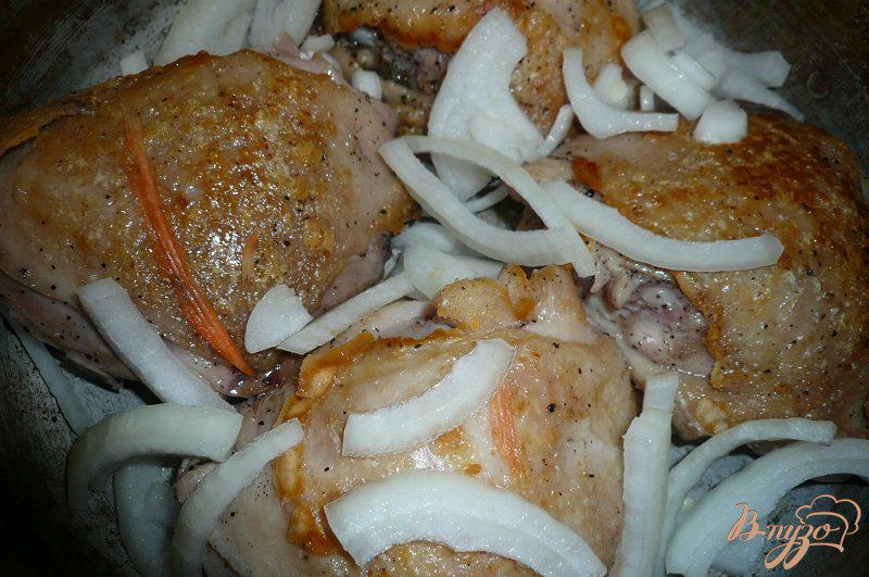 Фото приготовление рецепта: Курица тушеная с морковью шаг №6