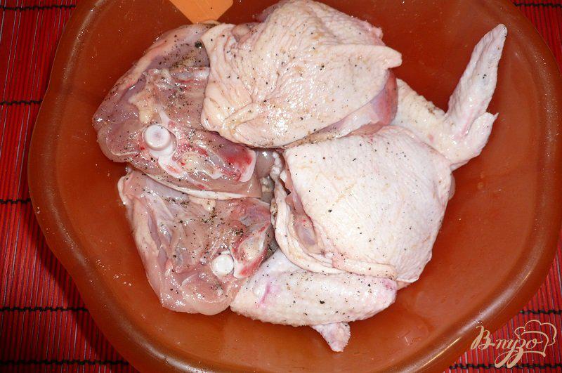 Фото приготовление рецепта: Курица тушеная с морковью шаг №1