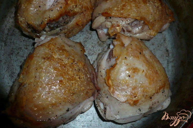 Фото приготовление рецепта: Курица тушеная с морковью шаг №3