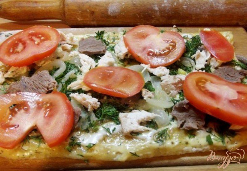 Фото приготовление рецепта: Пицца на слоеном тесто с отварной говядиной шаг №6