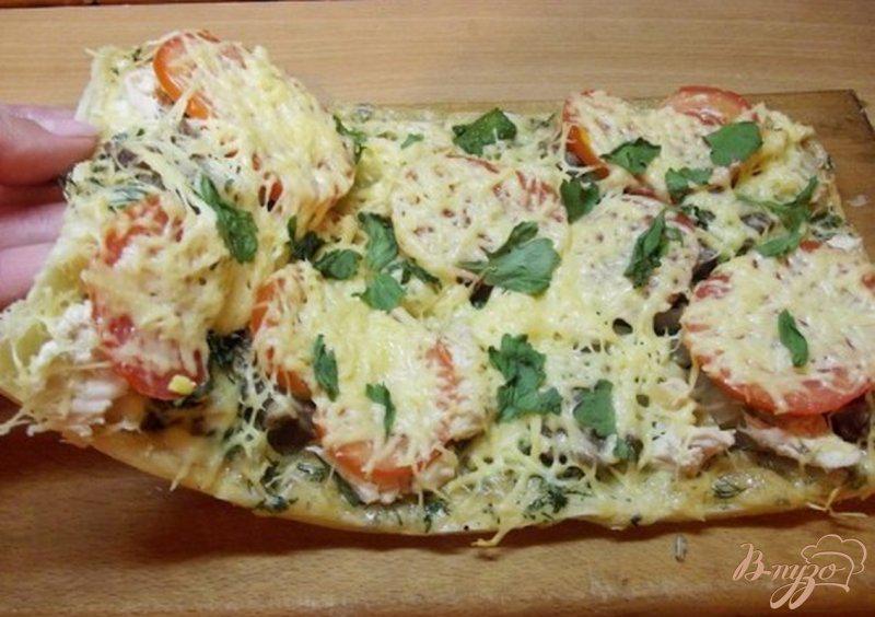 Фото приготовление рецепта: Пицца на слоеном тесто с отварной говядиной шаг №8