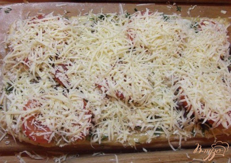 Фото приготовление рецепта: Пицца на слоеном тесто с отварной говядиной шаг №7