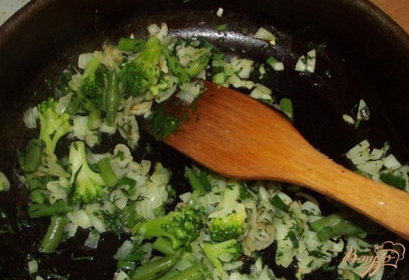 Фото приготовление рецепта: Закусочный омлет с зелеными овощами шаг №3