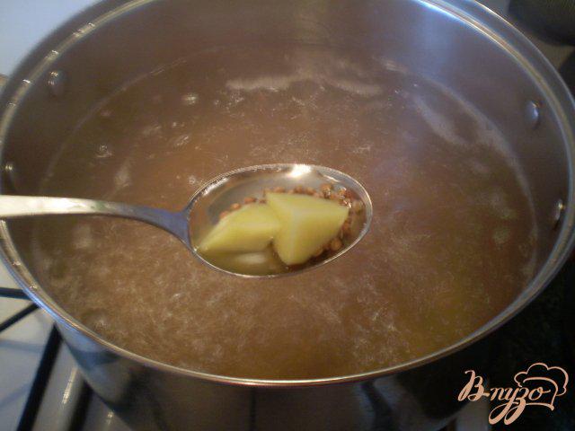 Фото приготовление рецепта: Суп гречневый с тыквой шаг №6