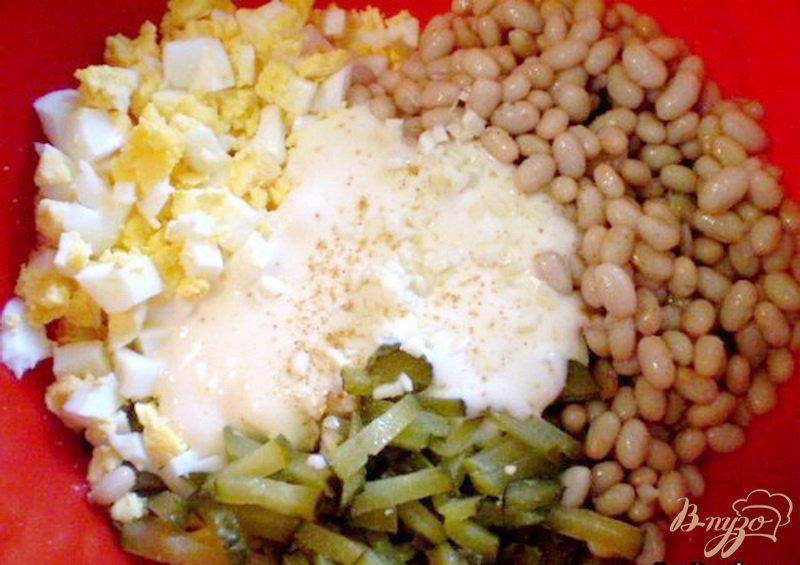 Фото приготовление рецепта: Салат с фасолью и маринованными огурцами шаг №2