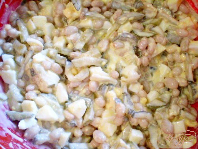 Фото приготовление рецепта: Салат с фасолью и маринованными огурцами шаг №3