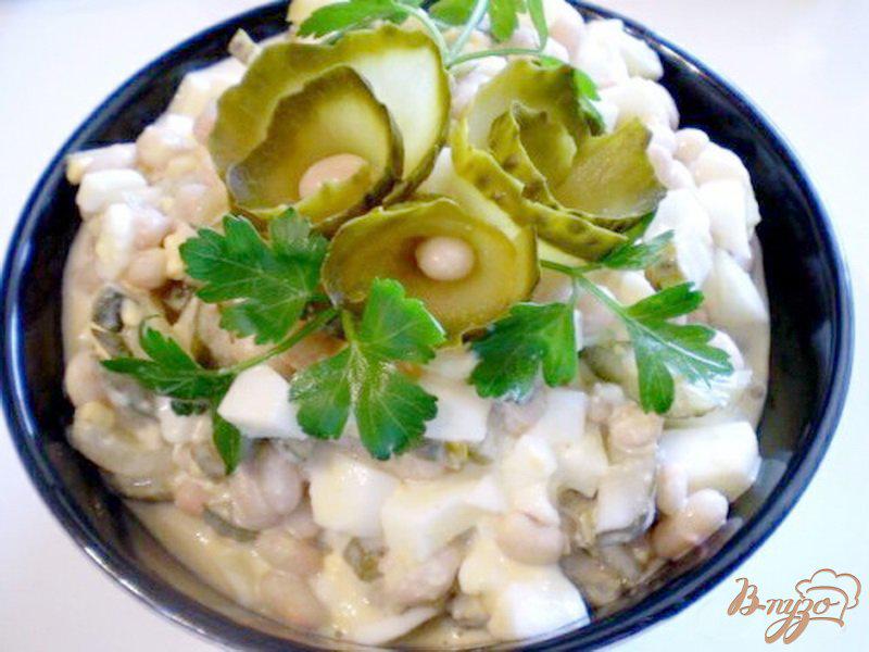 Фото приготовление рецепта: Салат с фасолью и маринованными огурцами шаг №4