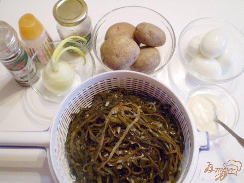 Фото приготовление рецепта: Салат из ламинарии с картофелем и яйцом шаг №1