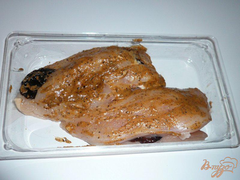 Фото приготовление рецепта: Куриная грудка с черносливом шаг №4