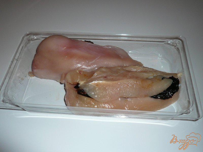 Фото приготовление рецепта: Куриная грудка с черносливом шаг №3