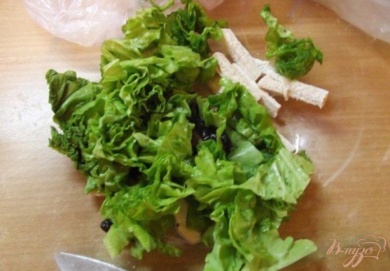 Фото приготовление рецепта: Салат из птицы с черносливом шаг №4
