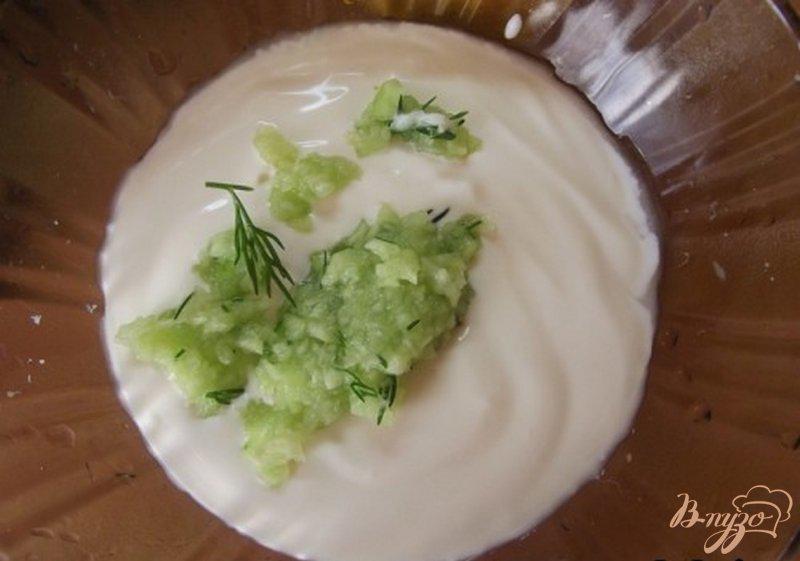 Фото приготовление рецепта: Салат с огуречным соусом шаг №7