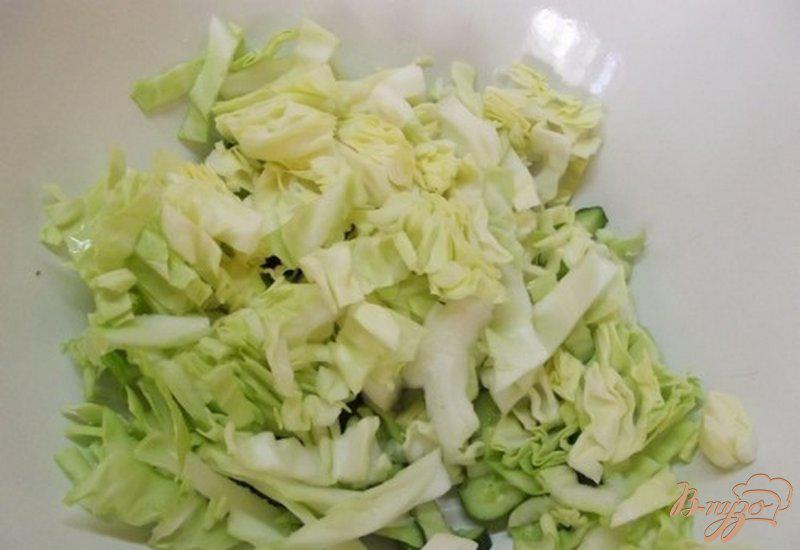 Фото приготовление рецепта: Салат с огуречным соусом шаг №4