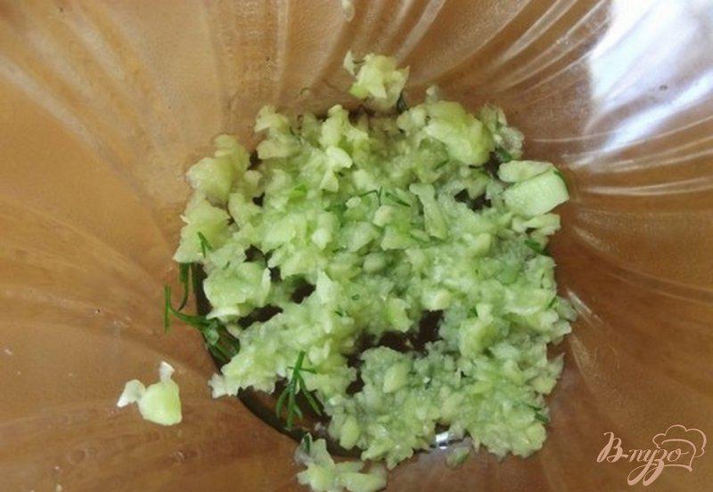 Фото приготовление рецепта: Салат с огуречным соусом шаг №1