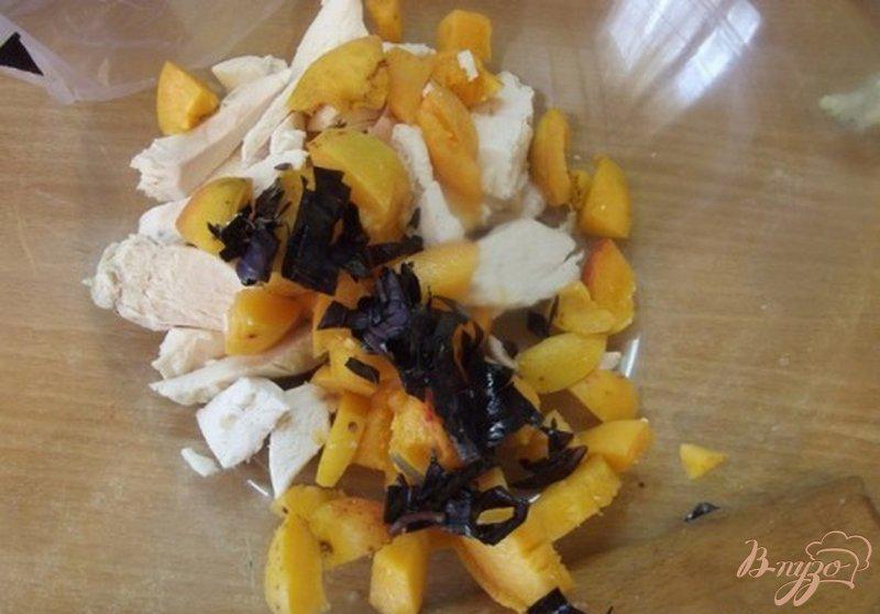 Фото приготовление рецепта: Салат с абрикосами шаг №2