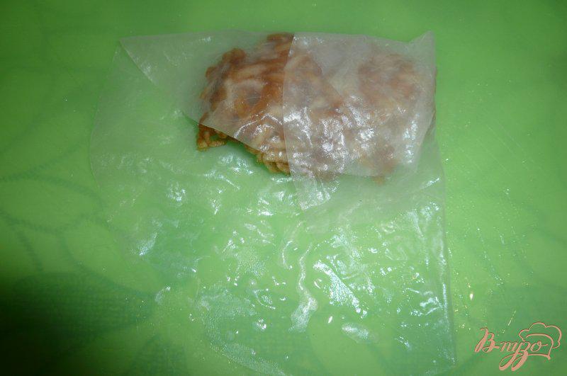 Фото приготовление рецепта: Мини-пирожки из рисовой бумаги с яблочной начинкой шаг №7