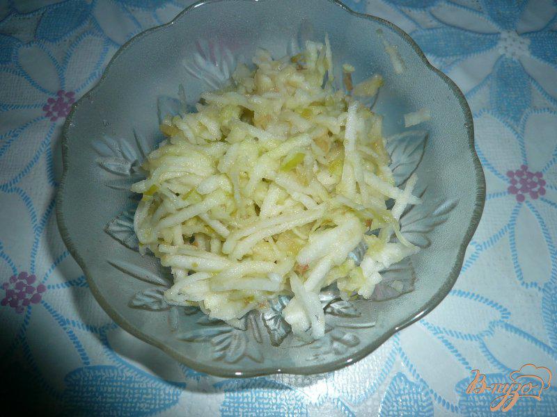 Фото приготовление рецепта: Мини-пирожки из рисовой бумаги с яблочной начинкой шаг №2