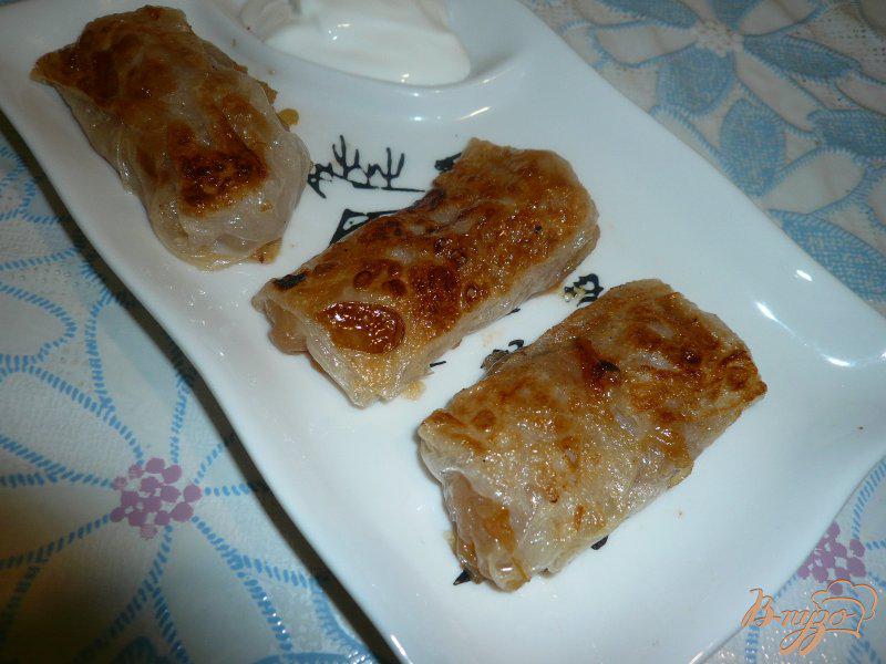 Фото приготовление рецепта: Мини-пирожки из рисовой бумаги с яблочной начинкой шаг №8
