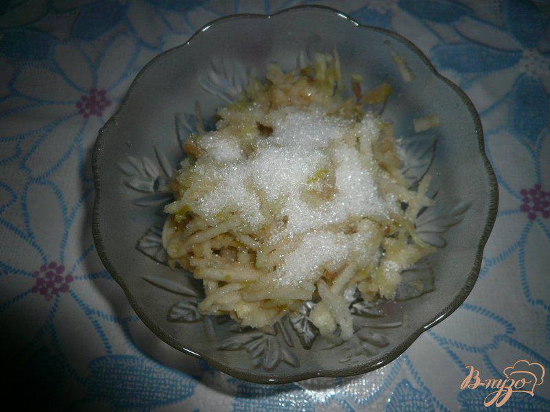 Фото приготовление рецепта: Мини-пирожки из рисовой бумаги с яблочной начинкой шаг №3