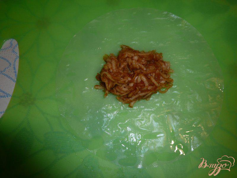 Фото приготовление рецепта: Мини-пирожки из рисовой бумаги с яблочной начинкой шаг №5