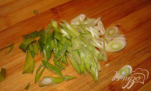 Фото приготовление рецепта: Легкий салат с курицей без майонеза шаг №3