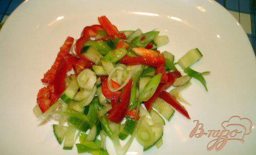 Фото приготовление рецепта: Легкий салат с курицей без майонеза шаг №8