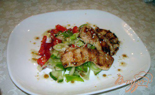 Фото приготовление рецепта: Легкий салат с курицей без майонеза шаг №9