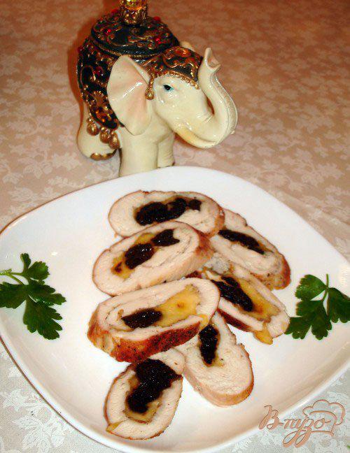 Фото приготовление рецепта: Рулет из курицы с черносливом и сыром шаг №8