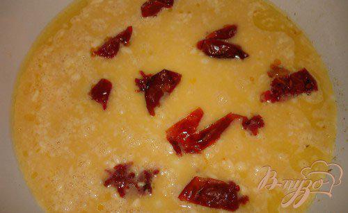 Фото приготовление рецепта: Рулет  с вялеными помидорами и сыром шаг №5