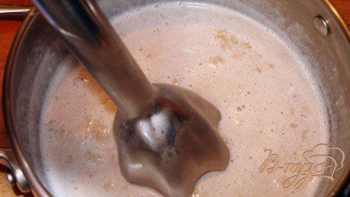 Фото приготовление рецепта: Горячий молочно-шоколадный коктель с бананом шаг №6