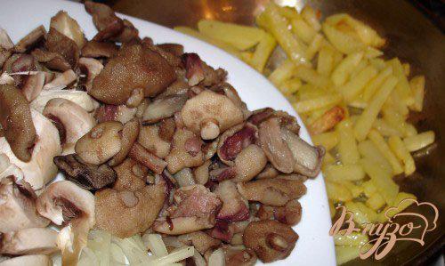 Фото приготовление рецепта: Жареная картошечка с лесными грибами шаг №7