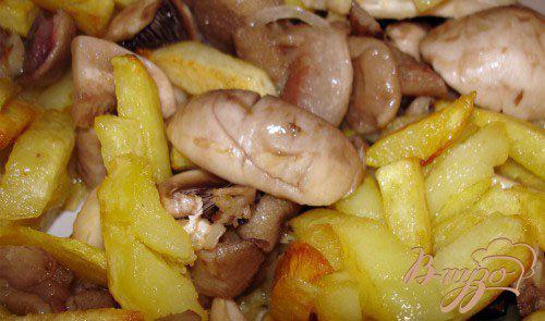 Фото приготовление рецепта: Жареная картошечка с лесными грибами шаг №8