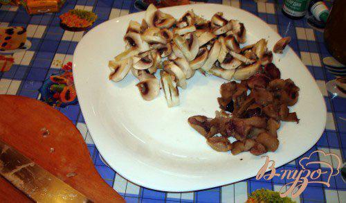 Фото приготовление рецепта: Жареная картошечка с лесными грибами шаг №4
