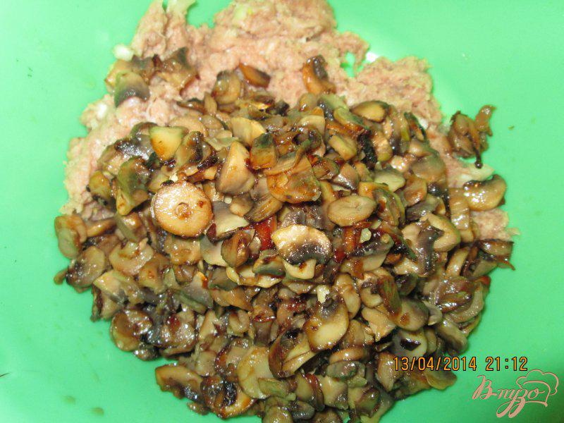 Фото приготовление рецепта: Мясной рулет с грибами шаг №2
