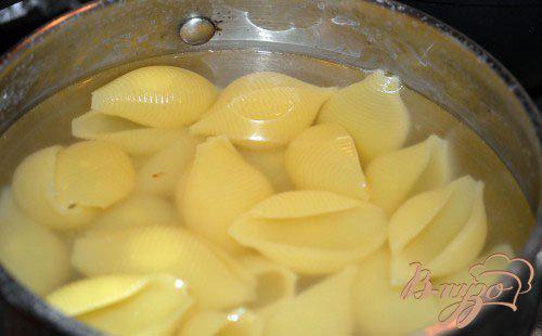 Фото приготовление рецепта: Конкильони с вареным фаршем под томатно-сливочным соусом шаг №1