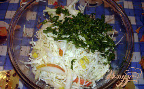 Фото приготовление рецепта: Овощной салат с грушей и прикопчеными сосисками шаг №4