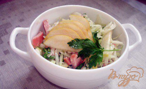 Фото приготовление рецепта: Овощной салат с грушей и прикопчеными сосисками шаг №6