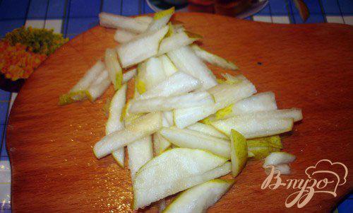 Фото приготовление рецепта: Овощной салат с грушей и прикопчеными сосисками шаг №3