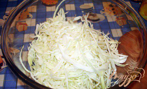 Фото приготовление рецепта: Овощной салат с грушей и прикопчеными сосисками шаг №1