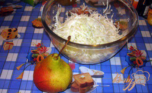 Фото приготовление рецепта: Овощной салат с грушей и прикопчеными сосисками шаг №2
