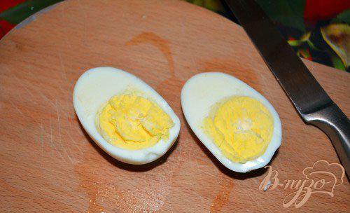 Фото приготовление рецепта: Закуска из яиц с вялеными томатами шаг №1