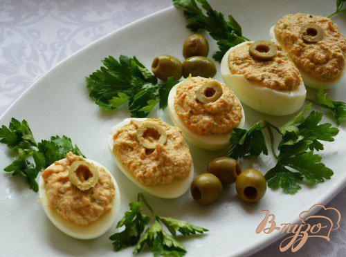 Фото приготовление рецепта: Закуска из яиц с вялеными томатами шаг №4