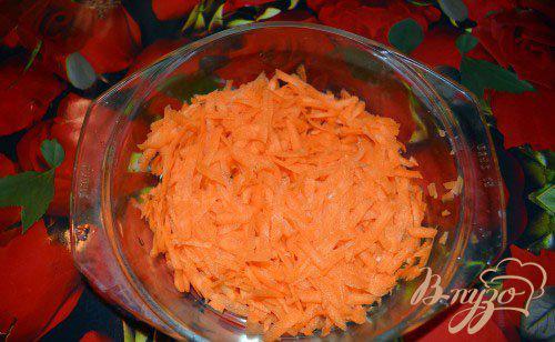 Фото приготовление рецепта: Морковный салат с сыром и соусом шаг №1