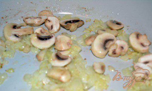 Фото приготовление рецепта: Cолянка с грибами, ветчиной и ананасами шаг №3